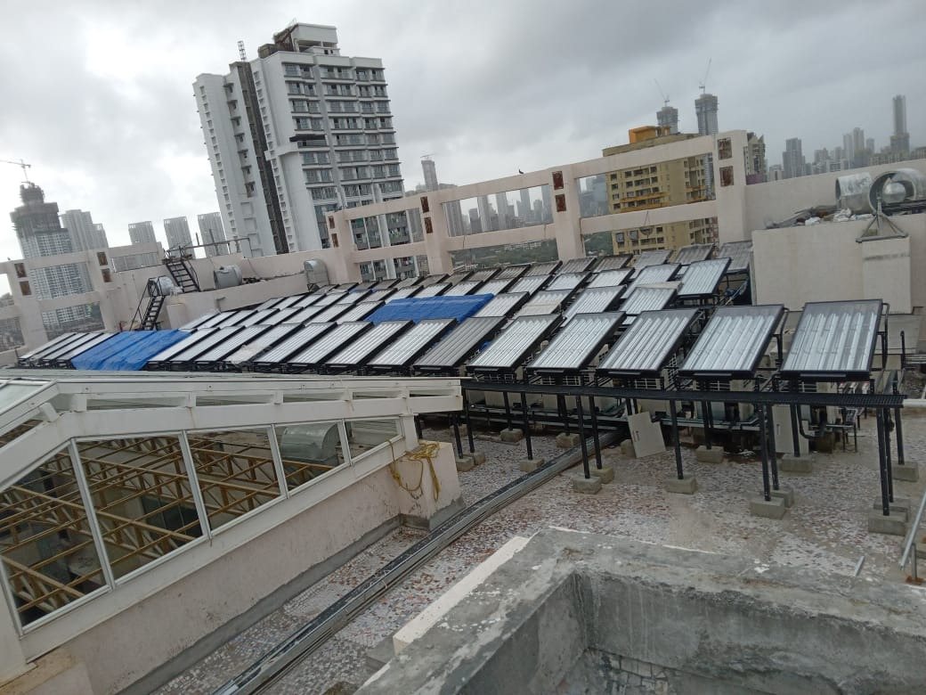 A large array of IESS / HTS panels on the roof of Mazgaon Metropolitan Court, Mumbai